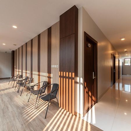 Urbanview Hotel Cengkareng Jakarta By Reddoorz Экстерьер фото